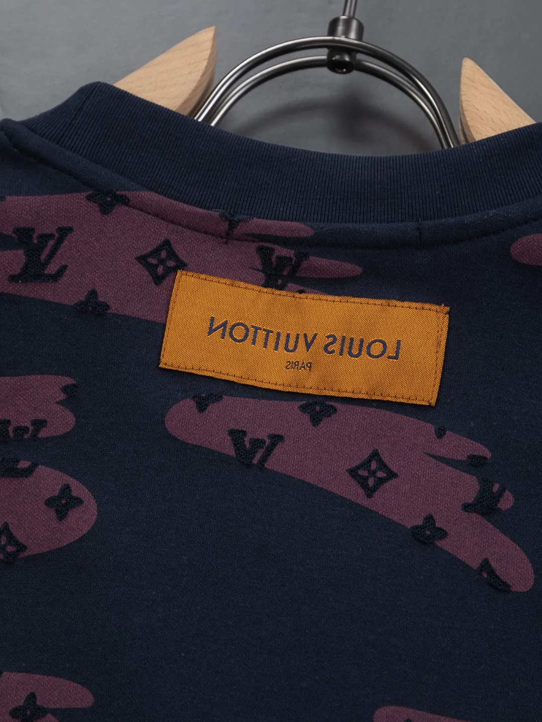 🅿️210 Louis Vuitton 1V LV micro-wide version S-XL LV 26ss new product counters are on the shelves at the same time. Multiple craftsmanship, composite fabrics, all-over cutting🔥Fire flower clouds☁️letter logo🪡 embroidery, round neck short-sleeved T-shirt, same style for men and women! Consigned to one-to-one creation. Synchronized with the official website, pure cotton fabrics at the counter! It is close to the skin and comfortable, durable and easy to wear. It has a classic and simple logo design and meticulous original craftsmanship. Short-sleeves, a must-have item for men, do not appear to be the same for the general public, but must be unique and eye-catching. This LV short-sleeve is all about quality, comfort, the same shape and fashion as always, including fabrics and cutting techniques. All of them have been made with great effort! 320 grams of washed pure cotton fabric, pure cotton is breathable, very refreshing and comfortable for daily wear. The rib knitting on the neckline is smooth and tight, and the neckline will not be skewed if you toss it at will. The loose version, you will find that it looks really good on the upper body. The overall is minimalist and neat, super versatile for daily use! Pair it casually with a pair of pants for a youthful look. A T-shirt will make your outfit crazy. It is a fashionable item that can never go wrong! Color: Black White Gray Purple Size: S-XL Size chart: S: Shoulder width 50-Bust 56-Length 70 M: Shoulder width 52-Bust 57-Length 72 L: Shoulder width 54-Bust 59-Length 74 XL: Shoulder width 56-Bust 62-Length 76
